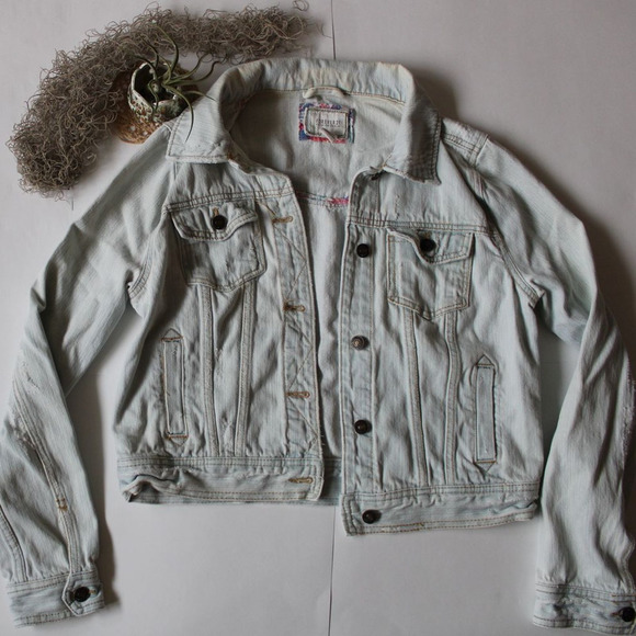 💙🤍Forever 21 Light Wash Distressed Jean Jacket/Coat - Picture 2 of 6